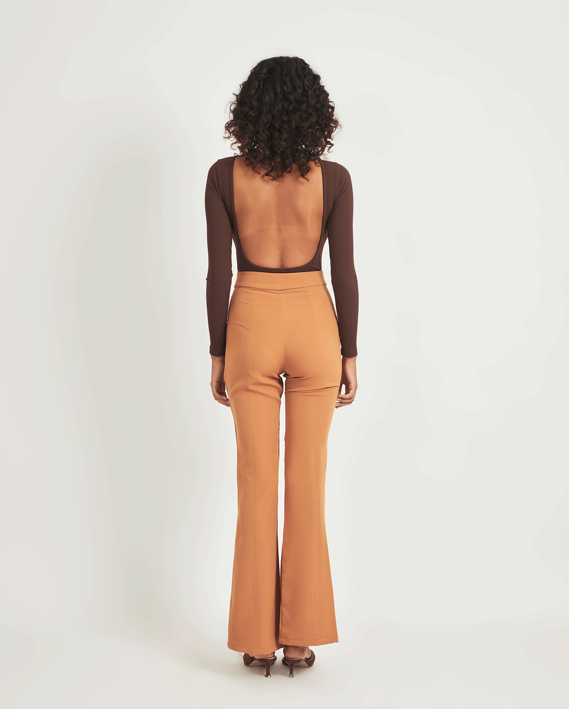 Tan Pants Loja Três