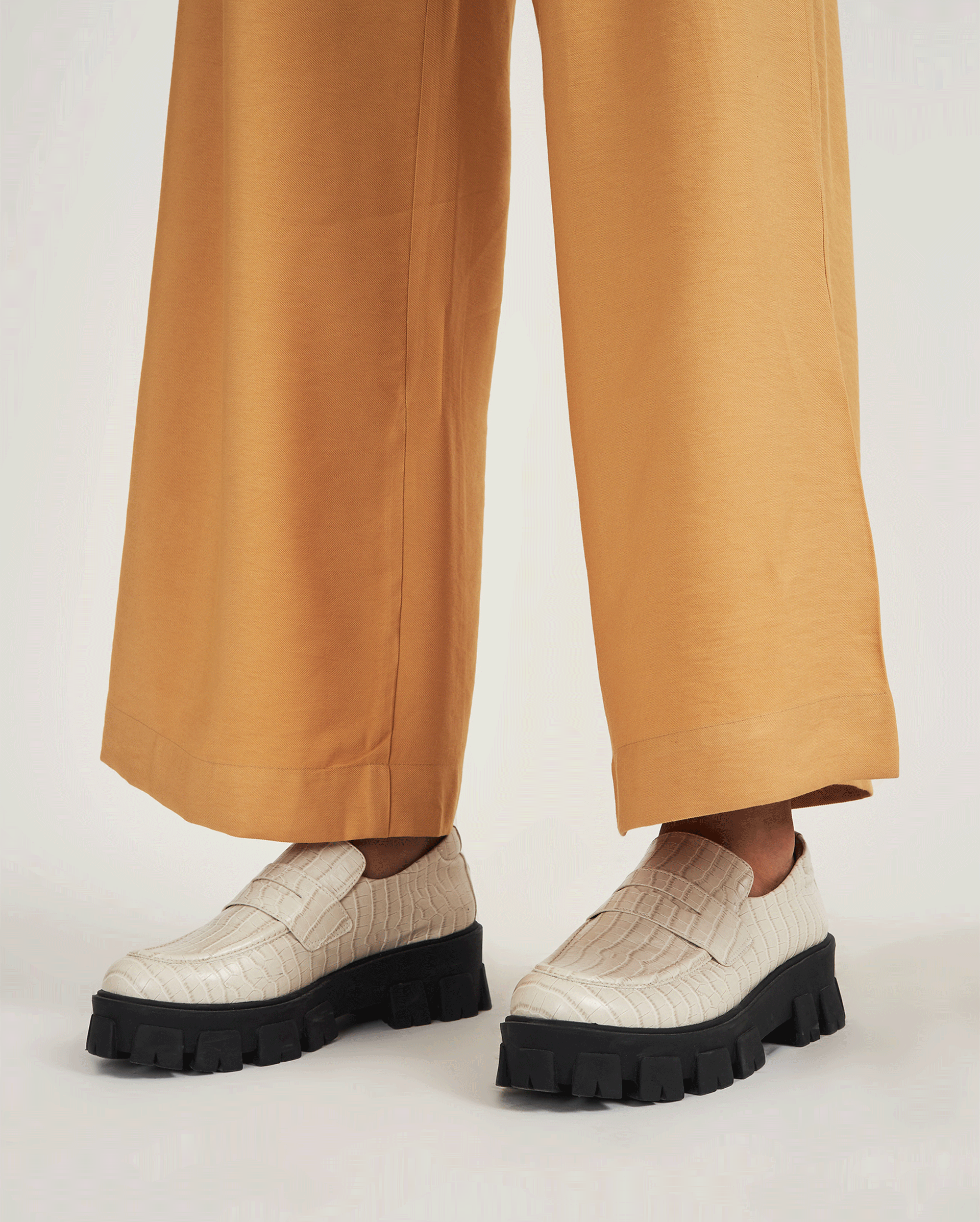 Beige oxford shoes Loja Três